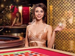 မြန်မာကစားသမား မိုဘိုင်းဖုန်းဖြင့် Live Casino ကစားနေသောပုံ